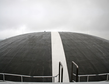 Weißer Wartungsweg aus Flüssigkunststoff auf einem der Kuppeldächer Foto: Triflex