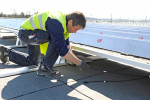  Die Handwerker verbindet die Module mit MC4-Stecker. Die Kabel werden mit Kabelclips an den Stützen oder Modulrahmen befestigt Foto: IBC Solar 