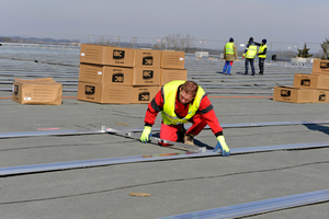  Nachdem die Bodenschienen zusammengesteckt sind, werden mit einer Montagehilfe die Bodenschienen ausgerichtet Foto: IBC Solar  