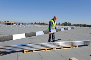  Die integrierte Bautenschutzmatte erspart das Verlegen zusätzlicher Schutzauflagen. Die Schienen sind für Bitumen- bzw. Foliendächer geeignet Foto: IBC Solar 