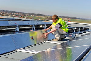  Das Rückseitenblech wird in die Stützen eingehängt und an den Bodenschienen befestigt Foto: IBC Solar 