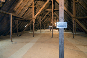  Von oben auf der Holzkassettendecke schützt eine neue Holzfaserdämmung vor Wärmeverlusten über das ansonsten ungedämmte Dach Foto: Sabine Hafner 