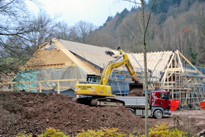  Direkt auf den Sparren liegen die Holzfaserplatten „Pavatherm-Plus“ in einer Dicke von 100 mm Foto: Pavatex 