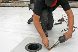  Die vorkonfektionierte Anschlussmanschette wird fachgerecht auf der Dachabdichtung verschweißt Foto: Klöber 