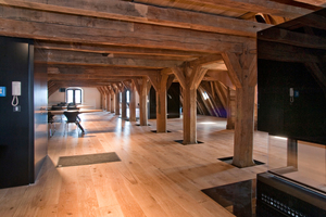  Das historische Gebälk wurde freigelegt und in den neuen Büro- und Seminarräumen als ursprüngliche Holzkonstruktion sichtbar gelassen Foto: Konbau GmbH 