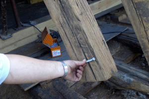  Durch die Alterung reißt das Holz der Sparren allmählich auf.  Um künftig die Ausdehnung der Rissbildung zu vermeiden werden rechtwinkelig zur Sparrenachse die „Topix-cc“-Schrauben eingeschraubt Foto: Eifert Holzbau GmbH 