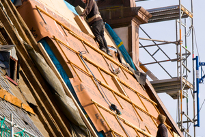  Gedämmt wurde das sehr steile Dach mit dem Holzfaserdämmstoff „Steico Therm“, „Heco-Topix“-Tellerkopf-Schrauben halten die Dämmung fest Foto: Eifert Holzbau GmbH 