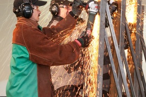  Hier trennen Metabo-Mitarbeiter mit den Winkelschleifern so lange, bis das Lebensende der Elektrowerkzeuge erreicht ist. Foto: Metabo 