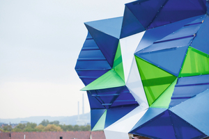  Mit Hilfe von selbstklebenden Folien wurden die PVC-Elemente in kräftige Blau- und Grüntöne getaucht 