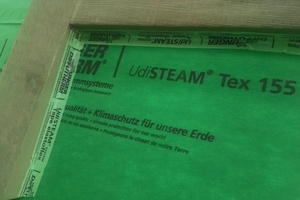  Als Feuchteschutz dient eine Schalungsbahn, die luftdicht verklebt wird Foto: Silvio Hellmundt 