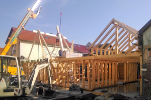  Aufrichten der vorgefertigten Holzrahmenelemente mit einem Schwerlastkran Foto: Silvio Hellmundt 