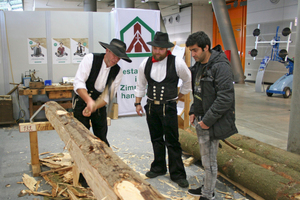  Zwei Zimmermänner vom Verband der Restauratoren zeigen ihr Handwerk am Messestand 