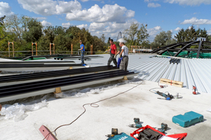  Befestigung der Trapezblechscharen auf dem Stahlgerüst  Foto: Klöpfer GmbH 
