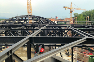  Ein Stahlgerüst dient als Tragkonstruktion für Halle und Kuppel Foto: Sika Deutschland 