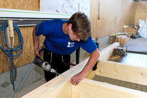  Im Werk von Holzbau Kühlborn wurden die Wand-, Decken- und Dachelemente vorgefertigt. Foto: Holzbau Kühlborn/Thienemann 