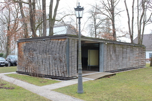  Der Holzpavillon zeigt den Baustoff Holz als lebenden Baum - vom rohen Stamm bis zum gehobelten Holz 