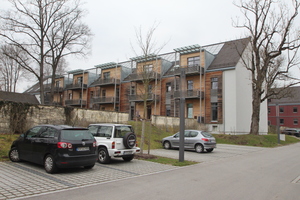  Vor dieses Bestandsgebäude stellte die B&O eine aus vorgefertigten Holzelementen im Werk hergestellte Holz-Aktiv-Fassade 
