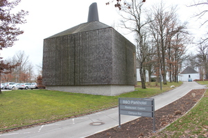  Bei der 2011 nach Plänen von Matteo Thun fertig gestellten „Heizikone“ handelt es sich um die mit Tausenden Lärchenholzschindeln verkleidete Hackschnitzel-Heizzentrale der „city of wood“ 