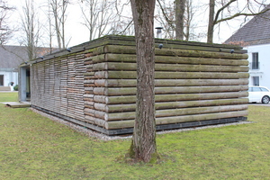  Auf der Rückseite des Holzpavillons sind die rohen Baumstämme zu sehen 