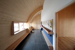  Flur in der Kinderkrippe mit gebogener Wand-Decke 