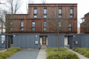  Die von 2013 bis 2014 nach Plänen von Matteo Thun erbauten Reihenhäuser haben eine Fassade aus geflämmtem Lärchenholz, das anschließend gebürstet wurde 