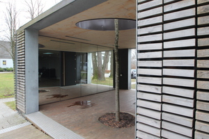  Tatsächlich ist in den Holzpavillon ein lebender Baum integriert 
