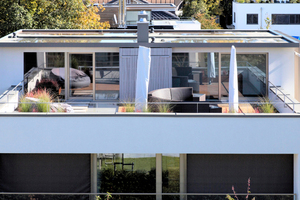  Anstelle von Satteldächern wählten die Architekten ein Flachdach mit seitlichen, tieferliegenden Staffelgeschossen  