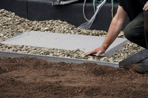  Systemerde und Kiesschüttung für den Aufbau einer extensiven Begrünung wird aufgebracht Foto: Sita  