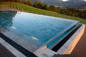  Im Pool baden und den Ausblick genießen, das geht auf der zweiten Hangterrasse des Hotels 