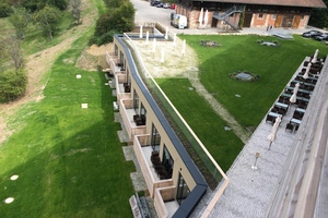  Die Gäste kommen mit dem Auto an und gelangen über die Terrasse ins Hotel 
Foto: ZinCo  