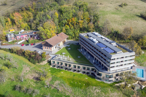  Das Hotel Achalm im Landschaftsschutzgebiet aus der Vogelperspektive  