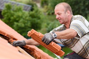  Fast jeder Ziegel wird sturmverklammert Foto: Creaton/HS 