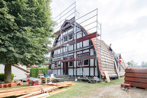  Die eine Seite des Daches erhielt eine Fenstergaube. Foto: Creaton/HS 