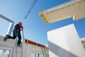  Hier gut zu erkennen, der Aufbau des Deckenelements mit mineralischer Dämmung, zweifacher Beplankung mit Gipsfaserplatten und einer OSB-Platte als oberen Abschluss Foto: Weberhaus 