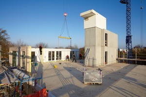  Um den Erschließungskern aus Ortbeton wurden die vorgefertigten Wand- und Deckenelemente gruppiert Foto: Weberhaus 