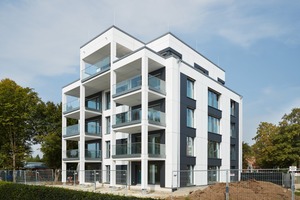  Hinter den Fassadentafeln aus Alucobond-Verbundwerkstoffplatten verbirgt sich die Holzkonstruktion  Foto: Weberhaus 