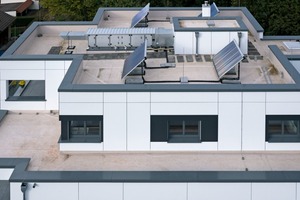  Die Röhrenkollektoren für die Warmwasseraufbereitung verbergen sind hinter der hohen Attika   Foto: Weberhaus 
