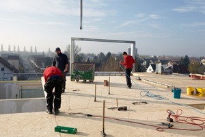  Verschraubung der Deckenelemente zur schubfesten Scheibenausbildung  Foto: Weberhaus 
