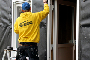  Die Fassadenfolie wird in allen Fenster- und Türbereichen luftdicht angeklebt 