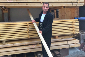  Bernhard Karmann von der Zimmerei Karmann (www.karmann-zimmerei.de) hat mit seinem Team das Modulare Oberlicht-Systems von Velux im Rahmen des Neubaus der Kantine der Firma Salus-Haus montiert Foto: Privat 