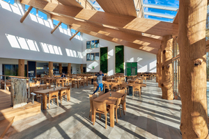  Der sonnendurchflutete Innenraum, in dem Holz, Glas und Naturstein in puristischer Form dominieren, bietet eine erholsame und wohltuend entspannte Atmosphäre Foto: Velux  