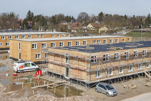  Hier steht das letzte der vier aus Raummodulen erbauten Gebäude der nach Plänen des Büros Gerstberger Architekten in München erbauten Flüchtlingsunterkünfte kurz vor der Fertigstellung 
