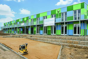  Die in Langenbach-Freising nach Plänen des Architekturbüros Fiedler + Partner von der Adldinger Bauwerk GmbH im März in Holzrahmenbauweise fertig gestellten Flüchtlingsunterkünfte Foto: DAM / Reinhard Fiedler 
