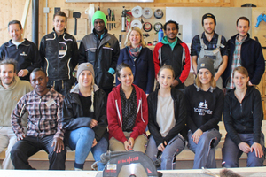  Im Flüchtlingsprojekt ?sur.viva ? [be]come home? arbeitet eine Gruppe von Architekturstudenten gemeinsam mit Flüchtlingen und Auszubildenden der Firma Baufritz an mobilen Wohnunterkünften aus Holz Foto: Baufritz 