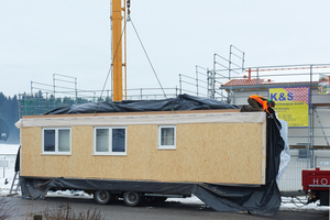  Komplett fertig, inklusive Türen und Fenstern, wurden die Holzrahmen angeliefert 