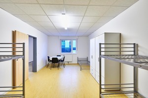  Innen sind die Böden mit Linoleum ausgestattet, die Decke ist mit Akustikplatten abgehängt 