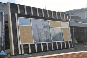  Die „TES Energyfacade“ wurde mit integrierter Wärmedämmung und Dreifach-Glasfenstern „just in time“ geliert Foto: Ambros 