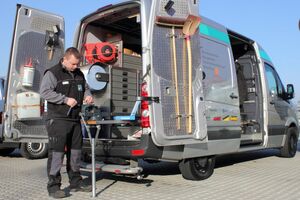  Für den Service an Baumaschinen setzt Timo Betz einen VW Crafter ein. Die Inneneinrichtung ist auf die Bedürfnisse des Baumaschinenhändlers angepasstFotos: Olaf Meier 