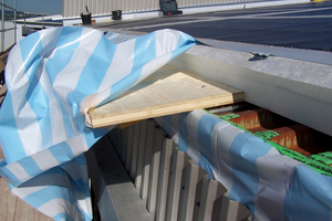  Detail an der Traufe: Eine Holzplatte zur Rinnenbefestigung und für eine eventuelle, spätere Fassadendämmung 