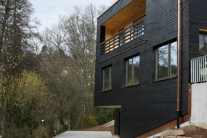  Setzt Raumkanten: das Katholische Pfarrhaus in Altensteig  Foto: Volker Simon 